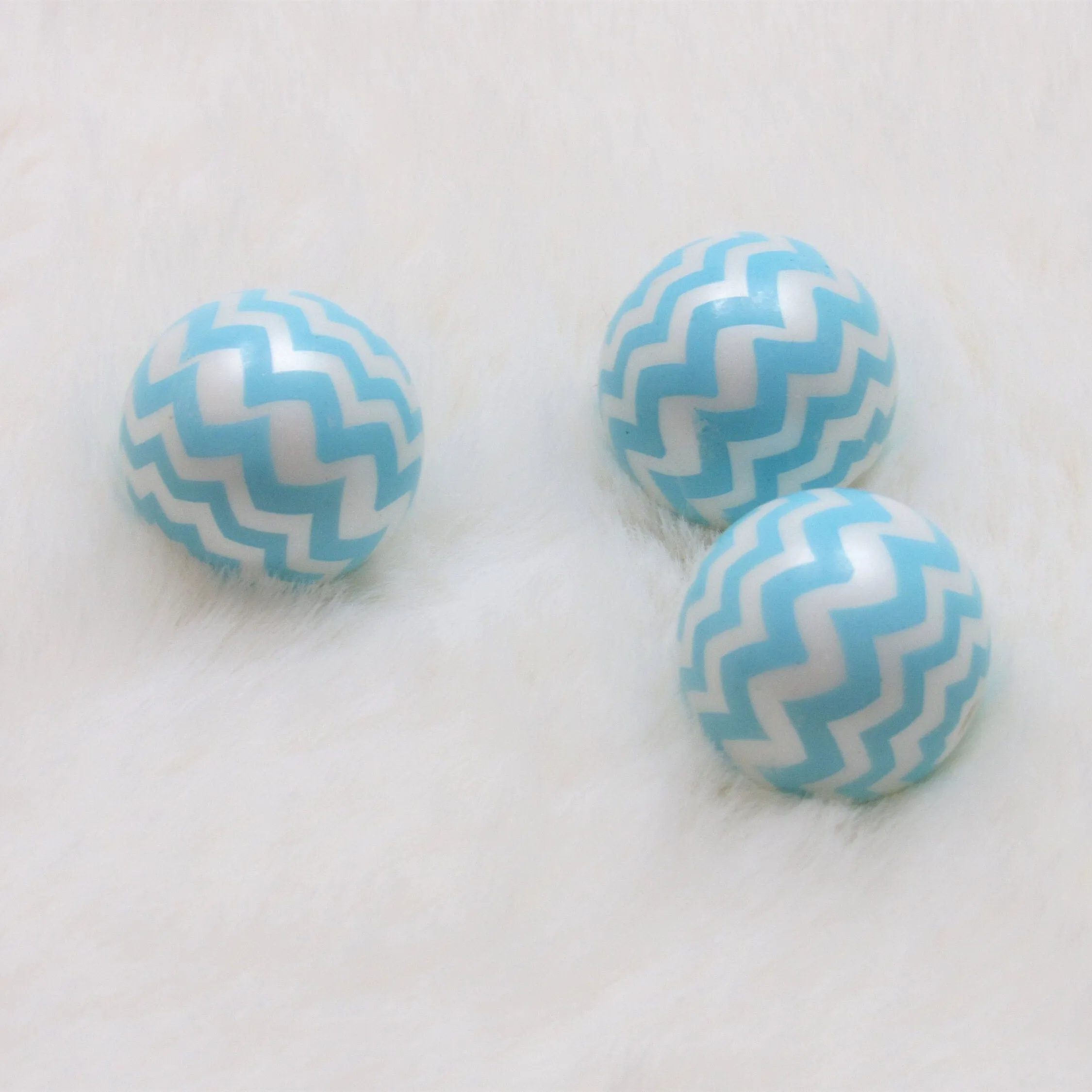 20mm Light Blue Chevron on Matte White Pearls,  Bubblegum Beads, Chunky Gumball Beads, Bubblegum Bead Supply, Chunky Printed Pearl Beads