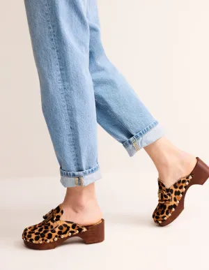 Iris Absatz-Clogs mit Trensendetail-Klassisches Leopardenmuster