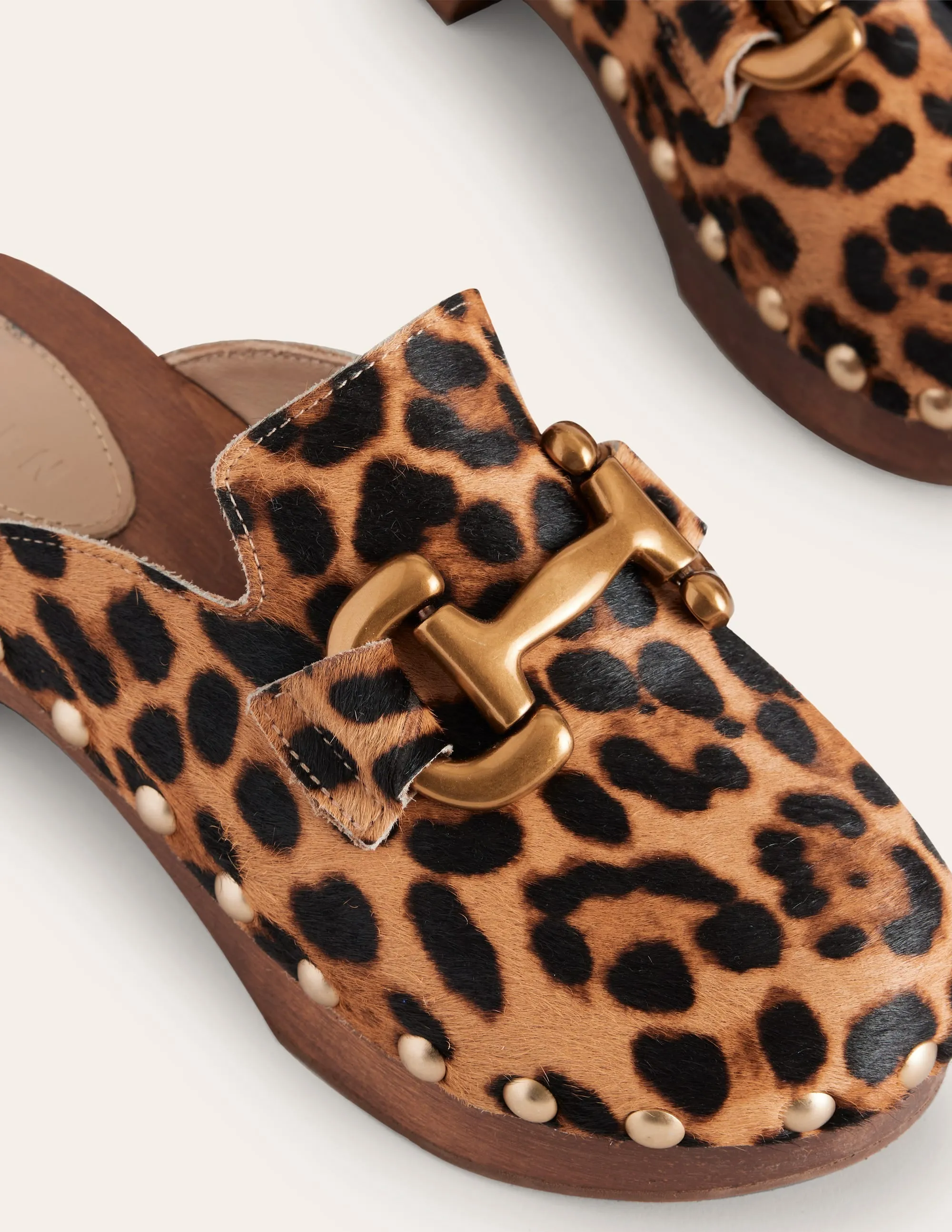 Iris Absatz-Clogs mit Trensendetail-Klassisches Leopardenmuster