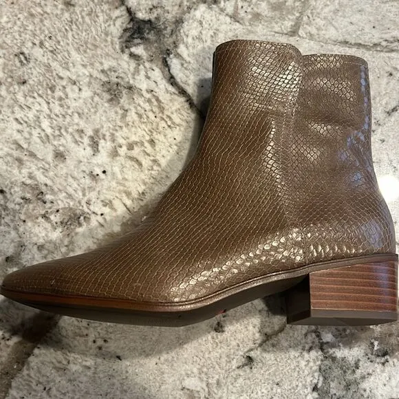 New Rockport Women's Geovana Mid Boot Fashion size 9-1/2 NWOT