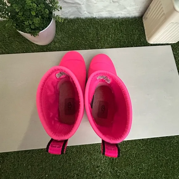 UGG Kids' Droplet Mid Rainboot Taffy Pink,size 1 gently used