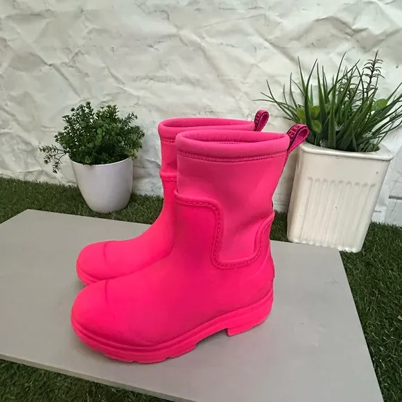 UGG Kids' Droplet Mid Rainboot Taffy Pink,size 1 gently used