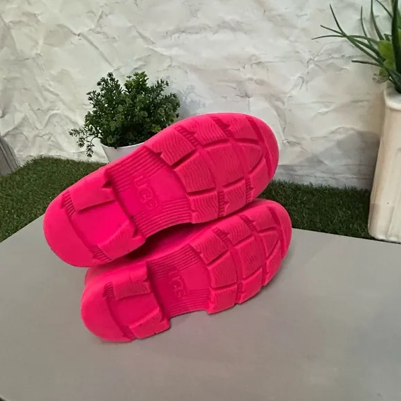 UGG Kids' Droplet Mid Rainboot Taffy Pink,size 1 gently used