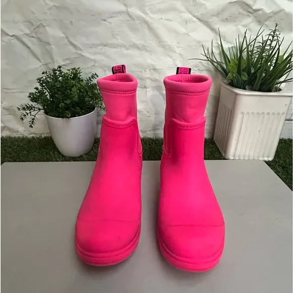 UGG Kids' Droplet Mid Rainboot Taffy Pink,size 1 gently used