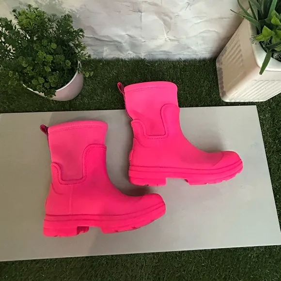 UGG Kids' Droplet Mid Rainboot Taffy Pink,size 1 gently used