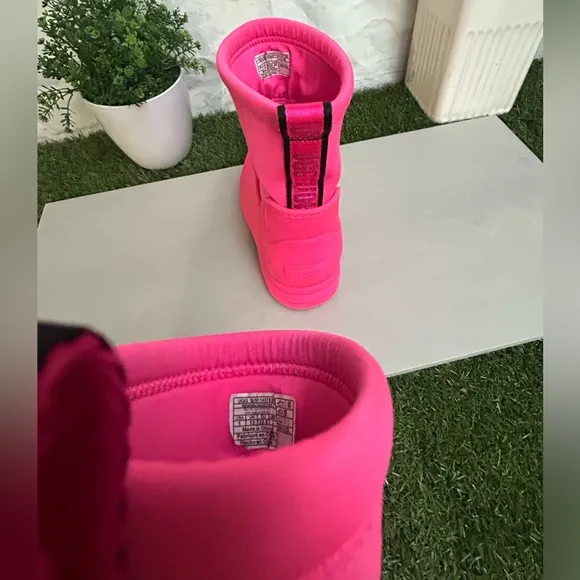 UGG Kids' Droplet Mid Rainboot Taffy Pink,size 1 gently used