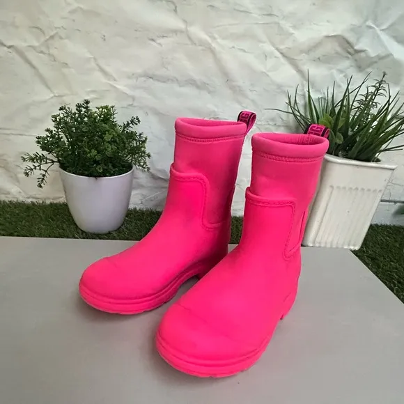 UGG Kids' Droplet Mid Rainboot Taffy Pink,size 1 gently used