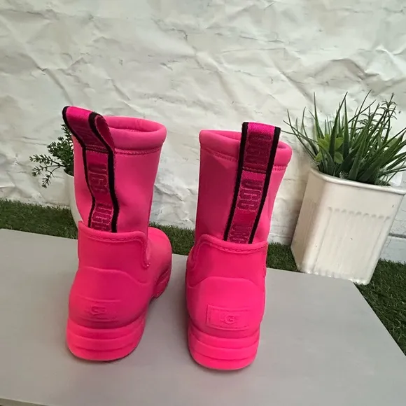 UGG Kids' Droplet Mid Rainboot Taffy Pink,size 1 gently used