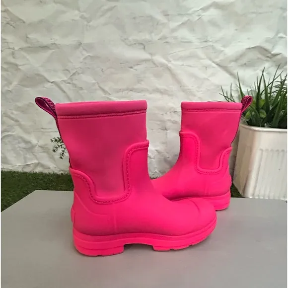 UGG Kids' Droplet Mid Rainboot Taffy Pink,size 1 gently used